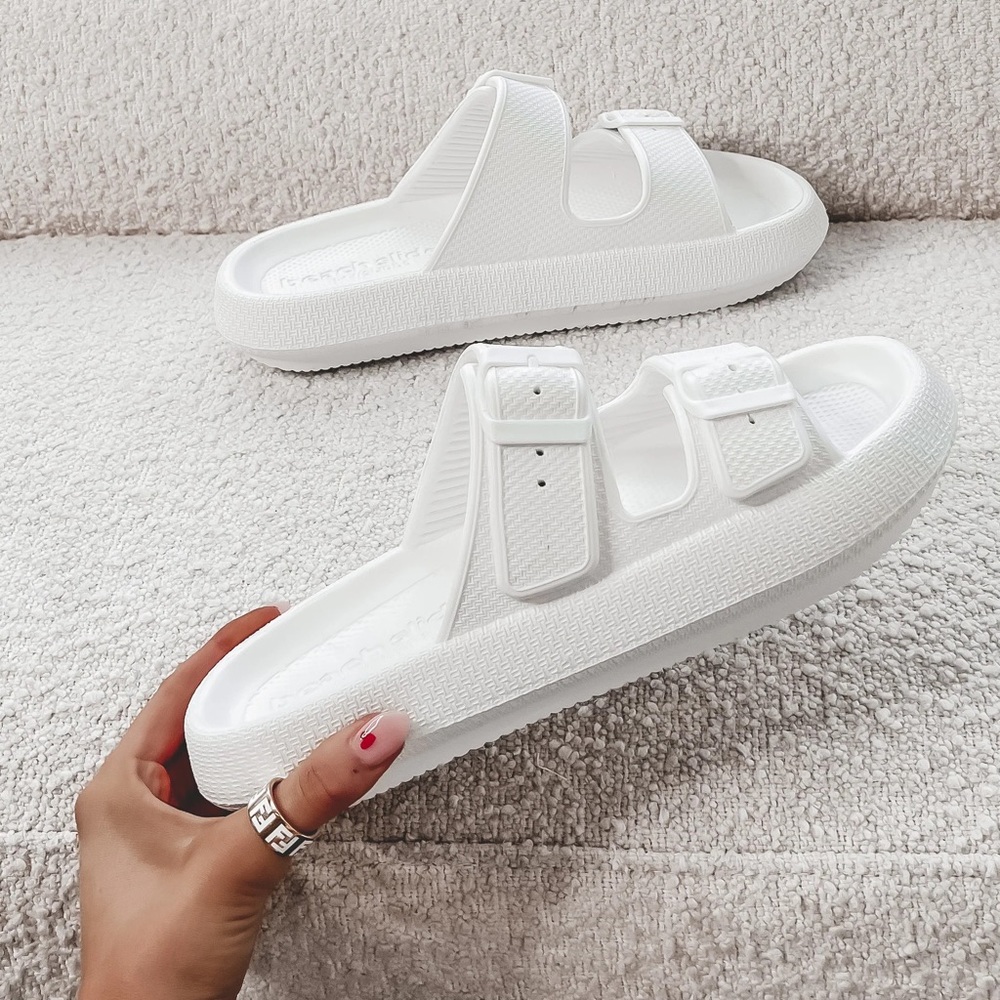 J/SLIDES White Chunky Beach Slides Slip-On Sandals NWT